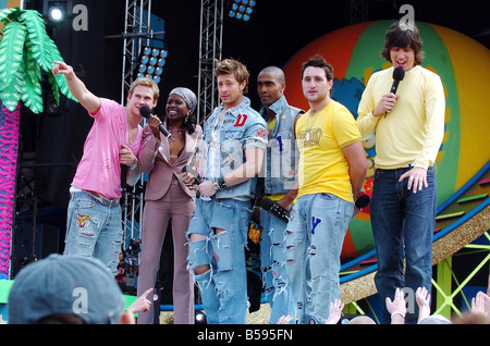 Channel 4 pop beach festival in Great Yarmouth June 2004 Pop band Blue with T4 presenters Vernon Kay and June Sarpong Stock Photo