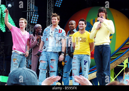 Channel 4 pop beach festival in Great Yarmouth June 2004 Pop band Blue with T4 presenters Vernon Kay and June Sarpong Stock Photo