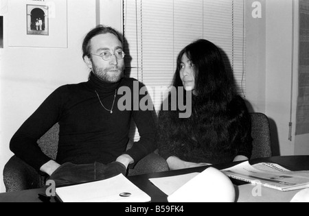 Beatles singer John Lennon with wife Yoko Ono at Apple headquarters as he sends his MBE back to The Queen. November 1969 Stock Photo