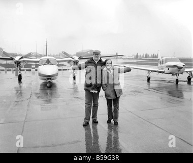 Entertainment: Music: Singer Roger Whittaker and his wife Natalie, photographed at Stanstead Airport with their His and Her airc Stock Photo