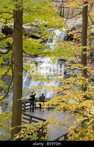 Boston Ohio A couple at Brandywine Falls in Cuyahoga Valley National Park Stock Photo