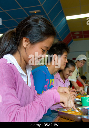 SCHOOL CANTEEN DINNERS LUNCH Group of multiracial teenage students having formal healthy balanced lunch in school canteen Stock Photo