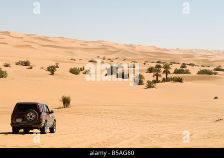 SUV near Mafu lake, Erg Awbari, Sahara desert, Fezzan, Libya, North Africa, Africa Stock Photo