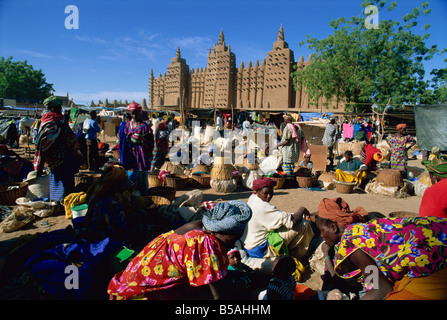 Monday market outside the Grand Mosque, UNESCO World Heritage Site, Djenne, Mali, West Africa, Africa Stock Photo