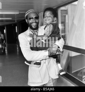Marvin Gaye and his son Frankie, 4, arriving at Heathrow Airport from San Francisco. Marvin Gaye is here to give 13 concerts in Stock Photo