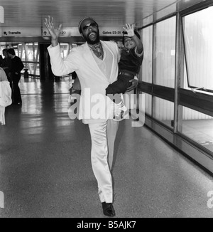 Marvin Gaye and his son Frankie, 4, arriving at Heathrow Airport from San Francisco. Marvin Gaye is here to give 13 concerts in Stock Photo
