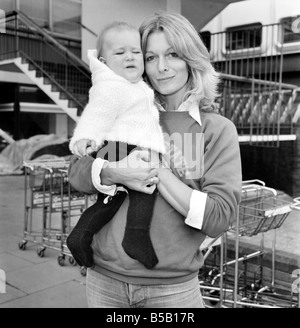 Singer Rhona Newton-John (sister of Olivia Newton-John) arrived at Heathrow Airport from Los Angeles, with her 6 month old baby Stock Photo