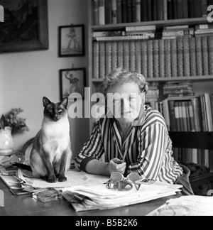 Authoress Janet Green seen here with her cat. 1960 Stock Photo