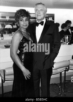 American actor George Peppard with Welsh singer Shirley Bassey. &#13;&#10;March 1987 Stock Photo
