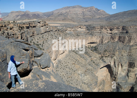 Cliffs of Wadi Saydran, below Jabal Shams, abandoned village of Sap Bani Khamis, Jabal Akhdar mountains, northern Oman Stock Photo