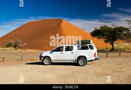 Car Parked at Dune 45 in the Namib-Naukluft National Park, Namibia Stock Photo