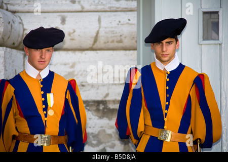 Vatican soldiers on guard duty, The Vatican, Saint Peter’s Square Stock ...