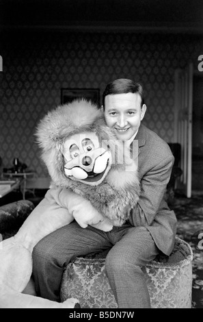 Terry Hall with Lenny the lion seen here at home. 1960 A1226-008 Stock Photo