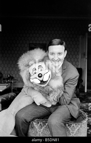 Terry Hall with Lenny the lion seen here at home. 1960 A1226-009 Stock Photo