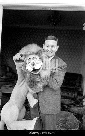 Terry Hall with Lenny the lion seen here at home. 1960 A1226-012 Stock Photo