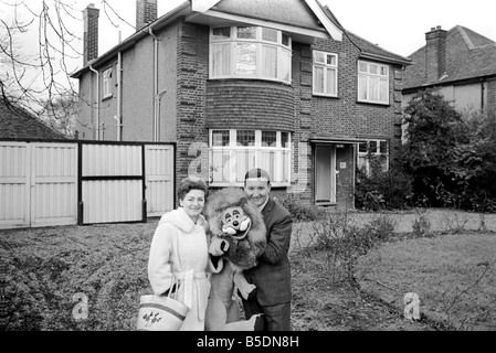 Terry Hall with Lenny the lion seen here at home. 1960 A1226-015 Stock Photo