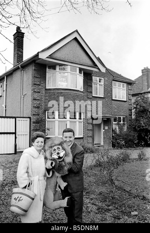 Terry Hall with Lenny the lion seen here at home. 1960 A1226-016 Stock Photo