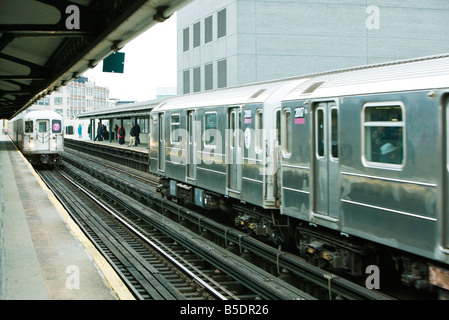Commuters waiting for subway on elevated train platform, IRT Flushing Line of New York City Subway Stock Photo