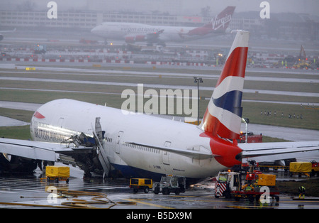 The investigation begins into the British Airways plane which crash landed at London s Heathrow airport carrying more than 150 people on 17th January 2007 All 136 passengers and 16 crew survived after the Boeing 777 came down short of the south runway near a busy road Air Accidents Heathrow British Airways Stock Photo