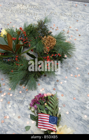 Visitors throw a penny on Benjamin Franklin's grave at Christ Church burial ground, Philadelphia, Pennsylvania, USA Stock Photo