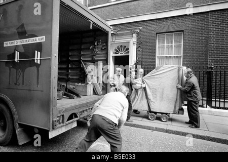 Mr. Edward Heath's baby grand piano is removed from No.10 Downing Street. After Mr. Heath and the Conservative party lost the General Election to Labour. March 1974 Stock Photo