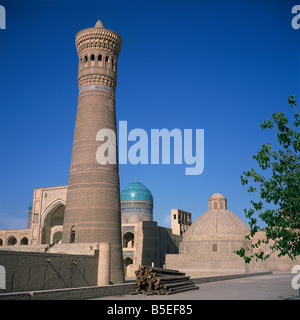 The Tower of Death or Kalyan minaret dating from 1127 and the Poi Kalyan Madrasah C12th to C19th in the city of Bukhara Stock Photo