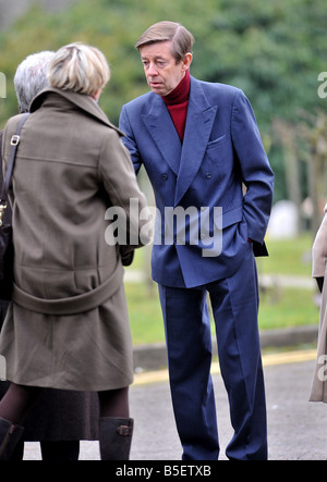 Henry Kelly arriving for Jeremy Beadle s funeral today in Finchley Stock Photo