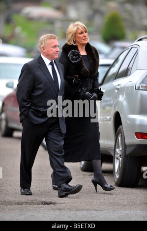 David Hamilton and wife arriving for Jeremy Beadle s funeral today in Finchley Stock Photo