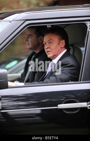 Paul Young arriving for Jeremy Beadle s funeral today in Finchley Stock Photo