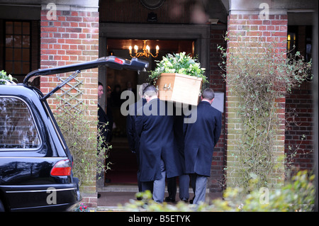 Jeremy Beadle s funeral today in Finchley Stock Photo