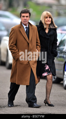 John Stepleton and wife arriving for Jeremy Beadle s funeral today in Finchley Stock Photo