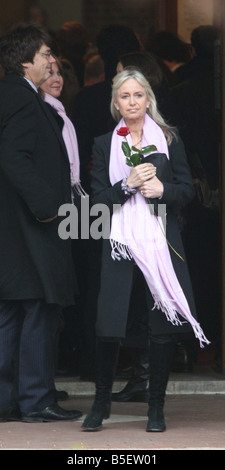 Susan George arriving for Jeremy Beadle s funeral today in Finchley Stock Photo