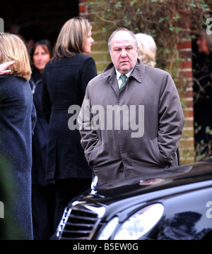 Harvey Goldsmith arriving for Jeremy Beadle s funeral today in Finchley Stock Photo