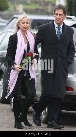 Susan Geroge and Simon Mackcorkindale arriving for Jeremy Beadle s funeral today in Finchley Stock Photo