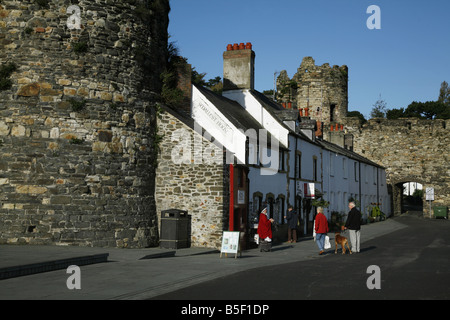 Britain's smallest house, which is built in to the old town wall, stands on the quay  overlooking the Conwy (Conway) Estuary Stock Photo