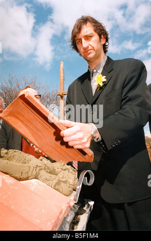 Jimmy Nail at the topping out ceremony for the Marie Curie Cancer Care Hospice in Newcastle 10 04 95 Stock Photo