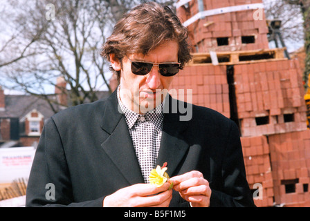 Jimmy Nail at the topping out ceremony for the Marie Curie Cancer Care Hospice in Newcastle 10 04 95 Stock Photo