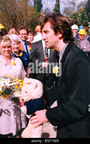 Jimmy Nail at the topping out ceremony for the Marie Curie Cancer Care Hospice in Newcastle 10 04 95 Stock Photo