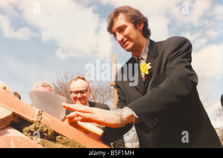 Jimmy Nail at the topping out ceremony for the Marie Curie Cancer Care Hospice in Newcastle 10 04 95 Stock Photo