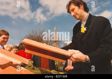 Jimmy Nail at the topping out ceremony for the Marie Curie Cancer Care Hospice in Newcastle 10 04 95 Stock Photo