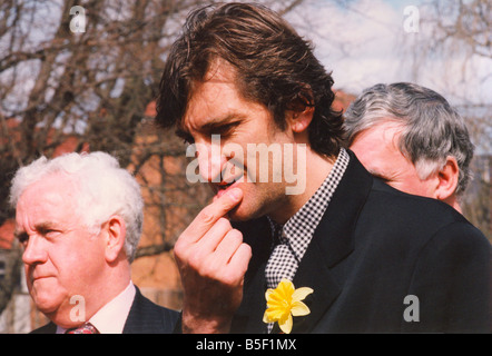 Jimmy Nail at the topping out ceremony for the Marie Curie Cancer Care Hospice in Newcastle 10 04 95 Stock Photo