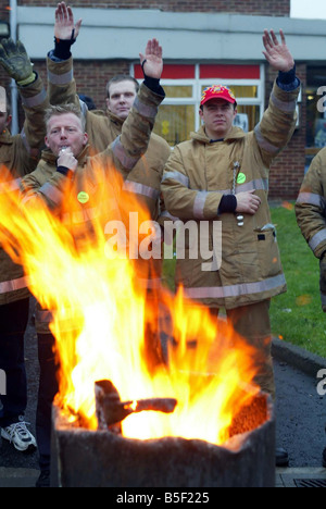 Firefighters Firemen Strike November 2002 Striking firefighters acknowledge the support of passing motorists while on the picket line at Gateshead Fire Station Stock Photo