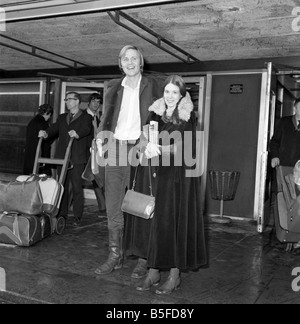 John Voight (Voigt) actor Midnight Cowboy, arrived at Heathrow from San Francisco, with his girlfriend Jennifer Salt. March 1970 Stock Photo