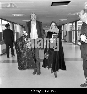 John Voight (Voigt) actor Midnight Cowboy, arrived at Heathrow from San Francisco, with his girlfriend Jennifer Salt. March 1972 Stock Photo