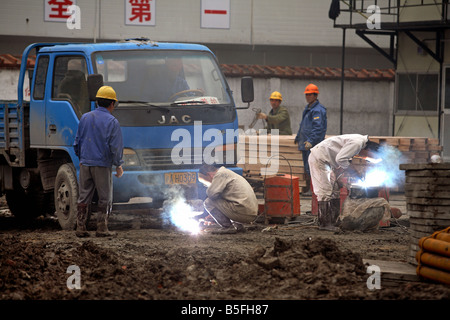 Workmen at a construction site in Shanghai, China Stock Photo