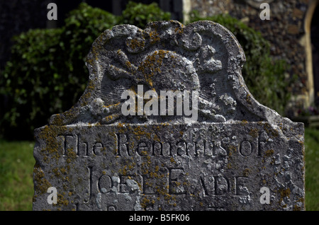 An old gravestone with a skull and crossbones motif in Saxmundham Stock Photo