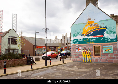 Painting of Scottish RNLI rescue boat. Invergordon high street art, decorated gable end house. Artwork in Invernesshire  Ross & Cromarty, Scotland UK Stock Photo