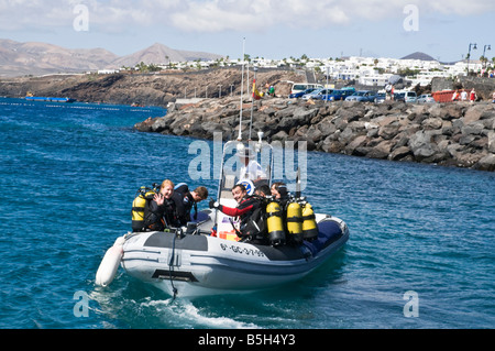 dh  PUERTO DEL CARMEN LANZAROTE Holidaymaker divers on dive boat launch scuba diving holiday leisure diver scubadivers Stock Photo