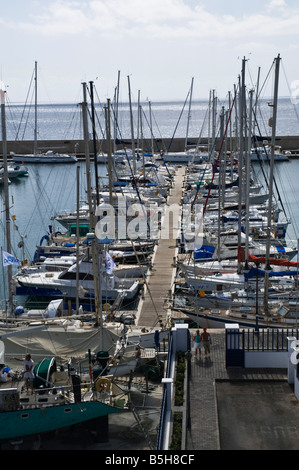 dh Marina PUERTO CALERO LANZAROTE Tourist Holidaymakers people couple looking at marina Stock Photo