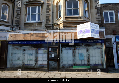 A closed estate agents due to the credit crunch, recession and global economic downtown in Haverhill Suffolk Stock Photo